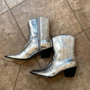 NEW WITHOUT BOX SILVER BOOTS